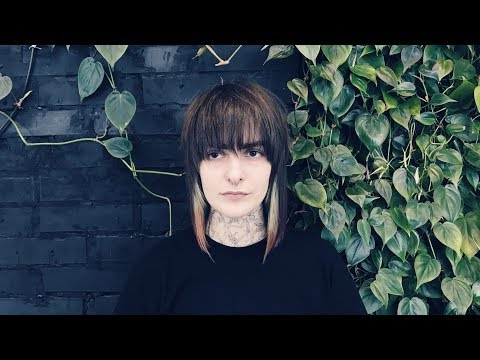 Видео: женская стрижка средней длины с круглой челкой