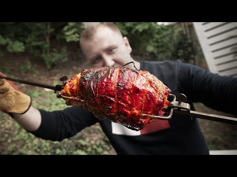 Видео: Сочный кусок мяса на вертеле