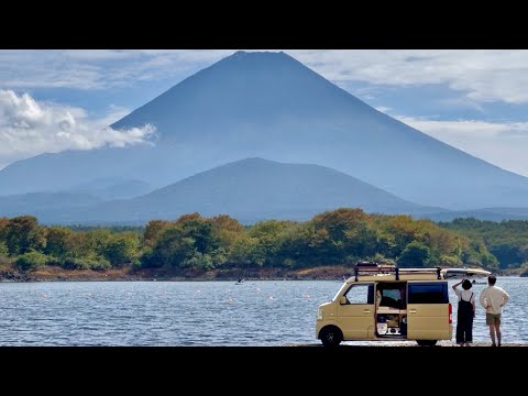 Видео: Два человека живут в слишком маленьком микроавтобусе.