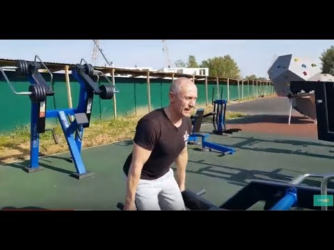 Видео: Качаем спину на уличных тренажёрах. Комплекс 2 из 3. Призёр по бодибилдингу Александр Антипов