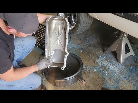 Видео: Прокладка масляного поддона и крышки ГРМ Chevrolet Suburban C1500 OBS 5.7L 350 Vortec 1999 года в...