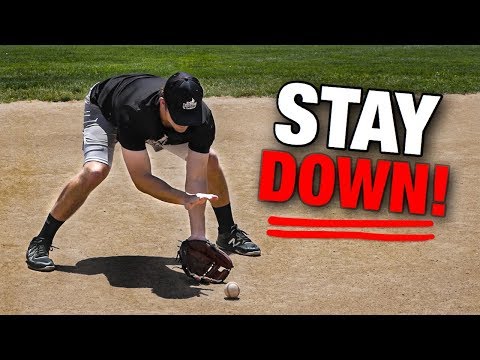 Видео: Как оставаться на мяче (перестаньте позволять мячам попадать под перчатки!)