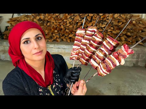 Видео: Кебаб с кубиками мяса – одно из самых вкусных блюд на гриле, которые вы когда-либо могли съесть
