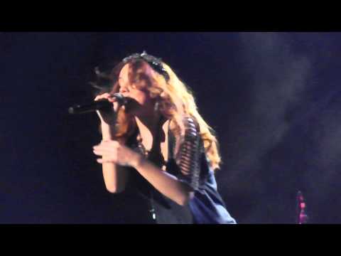 Видео: МакSим-Я Ветер (Минск.11.12.2013)