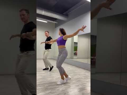 Видео: Красивый танец бачата научиться 💃 🕺