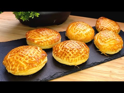 Видео: Быстрая закуска из духовки на ужин - сырные оладьи из слоеного теста 🧀🔥