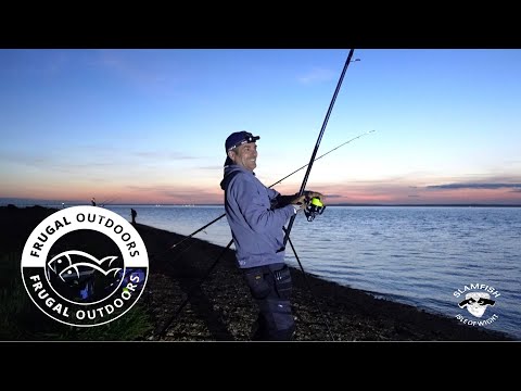 Видео: Поймал зверя на крючок! Береговая рыбалка на окуня и гладких гончих в Солент-Си. Рыбалка в Велико...