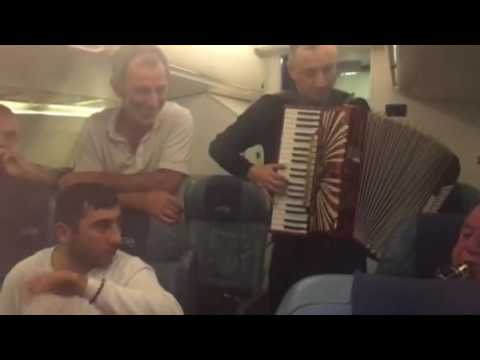Видео: Живая музыка в самолёте это просто красота!!
