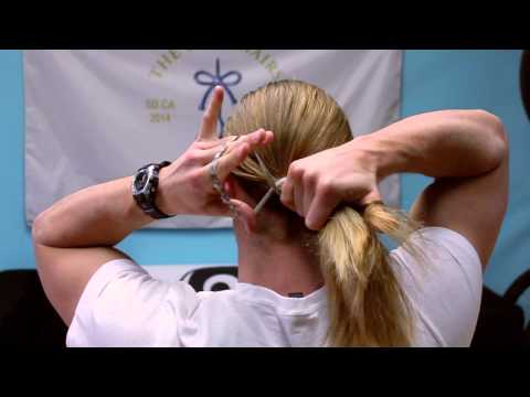 Видео: Как завязать длинные волосы — для парней