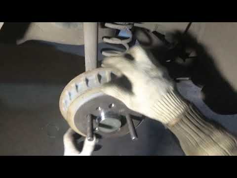 Видео: Skoda. Fabia. Замена задней ступицы.