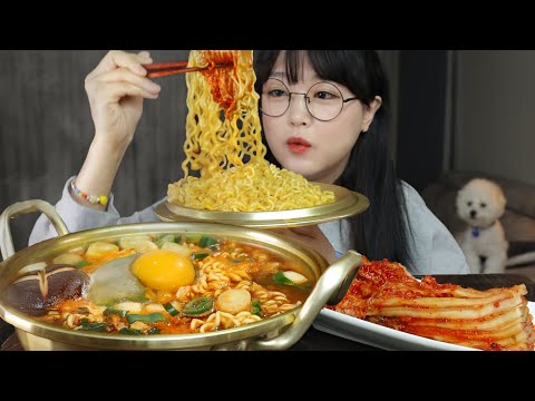 Видео: Острая лапша быстрого приготовления и кимчи🍜Mukbang Asmr