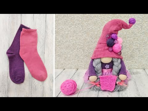 Видео: Гном Девочка-Рукодельница из носков - DIY Girl Gnome out of socks