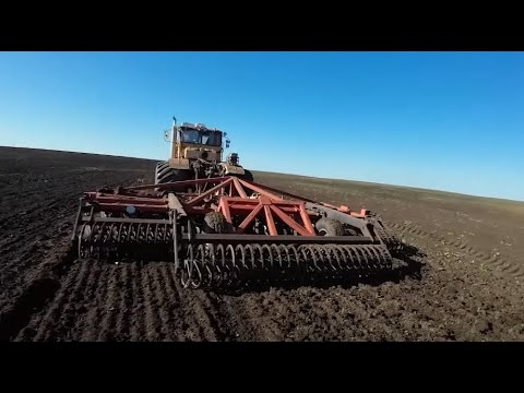 Видео: Трактор Кировец. Дискую пары.