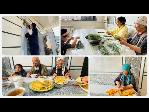 Видео: День многодетной семьи🥰 Бабушка готовит чебуреки 😋Мою двери🧽🪣