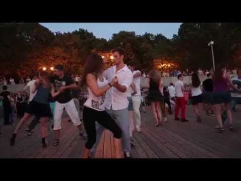 Видео: Долго можно смотреть на огонь, воду и на такой Хастл