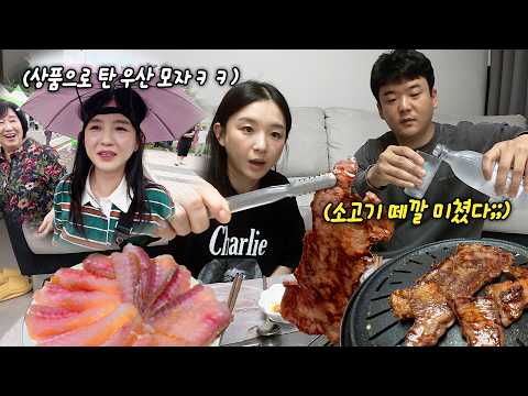 Видео: Едим без остановки! 🍽 На фестивале даже взяли зонт-шляпу 🎉 Хонгео, говядина, утка