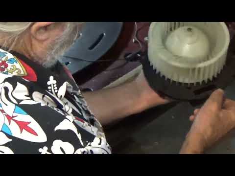 Видео: Замена электродвигателя вентилятора кондиционера/отопителя Mercedes-Benz W123