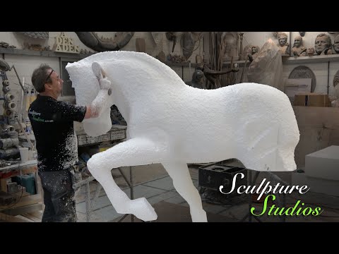Видео: Вырезание лошади из пенопласта в натуральную величину