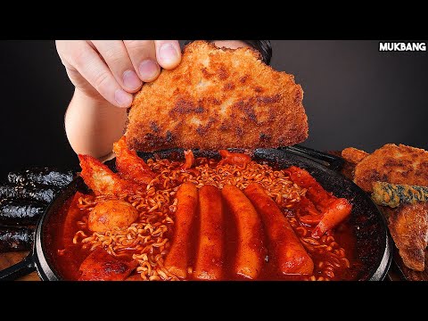 Видео: острая лапша и жареные клецки SPICY TTEOKBOKKI & FRIED DUMPLING & GIMBAP EATING ASMR MUKBANG