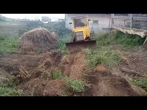 Видео: Работа передним отвалом закапываем яму.