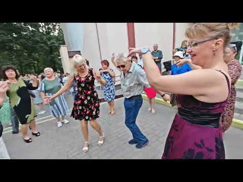 Видео: 15.09.24г..."Красавица"...Виктор Королев... звучит на танцполе в Гомельском парке...