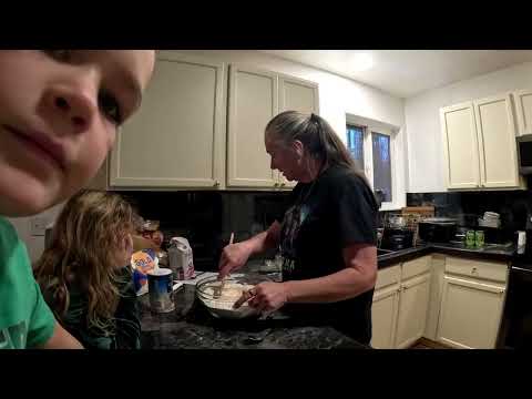 Видео: Хеллоуинская охота, дрожжевые булочки и поручения в Василле, Аляска!