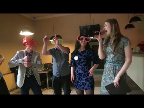 Видео: Свадебный конкурс "Тамада качает зал"