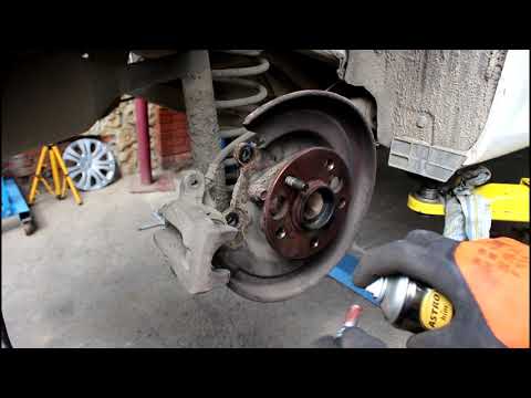 Видео: Замена обломанных шпилек заднего колеса на Тойота Королла 2008 1,6 Toyota Corolla