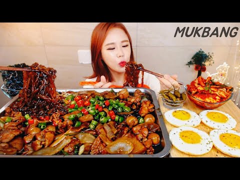 Видео: Субтитры) Braised Spicy Chicken with Vegetables Cellophane noodles Kimchi  MUKBANG ASMR yummy eating