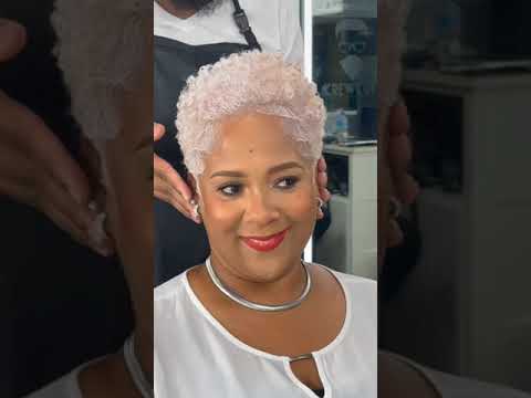 Видео: 15 последних новинок: короткие естественные стрижки для чернокожих женщин старше 50 лет, которые ...