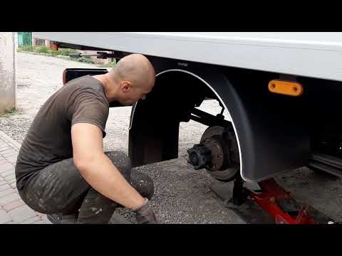 Видео: Mercedes sprinter 519. Замена колодок ручника.