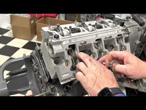 Видео: Установка коромысла на двигатель Porsche 911S 1974 года