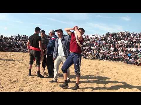 Видео: Кыргыз кыштак айылында чон  курош откорду            2  авто унаа 1   тоо  акчалай  белектер  ишмер