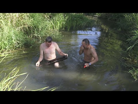 Видео: Ныряли и доставали один за одним из холодной воды