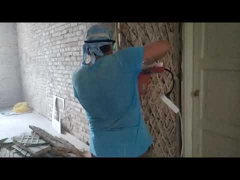 Видео: Демонтаж деревянной перегородки со штукатуркой по дранке в сталинке часть 2