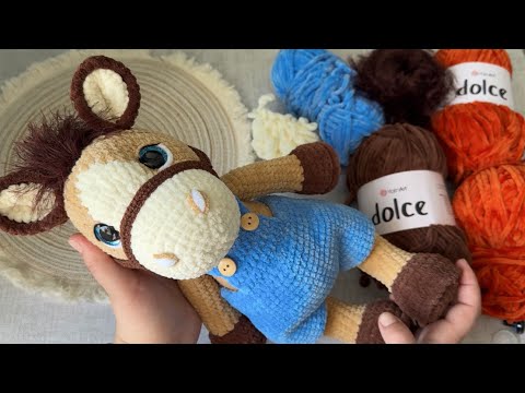 Видео: Лошадь крючком // Часть 4 // Вяжем комбинезон и уздечку //