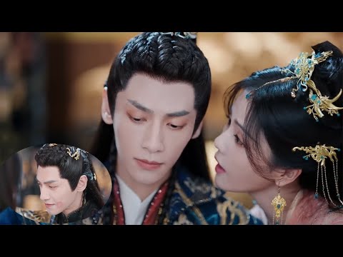 Видео: Маленькая фея проявила инициативу и поцеловала Его Величество, а Его Величество даже застеснялся!