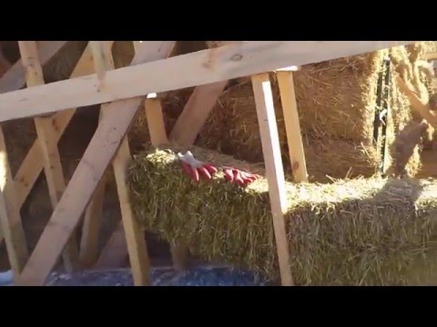 Видео: Мой Эко-Само-Строй 25 (укладываем солому)