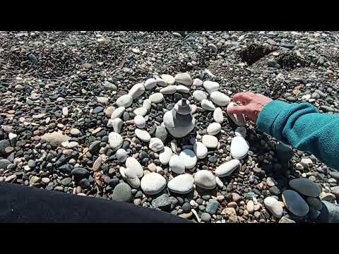 Видео: На весну в Абхазию, день 116. Море, пирамидка из камней, вечерний город