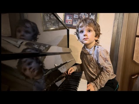 Видео: Gavriil has found a piano in a bar - Гавриил заметил в баре пианино