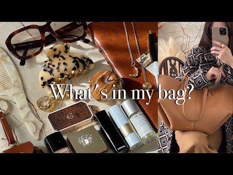 Видео: Что в моей сумке? 👜 Любимые вещи l Модная косметика | Духи | "ПОЛЕНА"