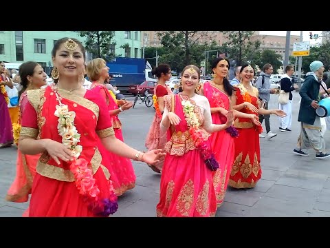 Видео: 2021 06 09 Харинама Gaura Shakti м. Курская (Чкаловская) (2/2). Harinama in Moscow (Russia).