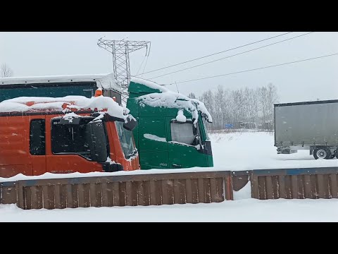 Видео: Как три дальнобойщика попали в снежную пургу.