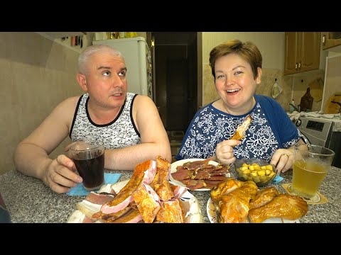 Видео: Мукбанг ПЬЯНЕНЬКИЕ 🍷 ОТКРОВЕННЫЕ беседы под пиво 🍺 вяленое мясо 🍖 копченая курица 🥩 ребра