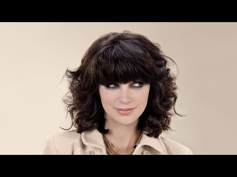 Видео: Стрижка каре градуированное на кудрявый волос