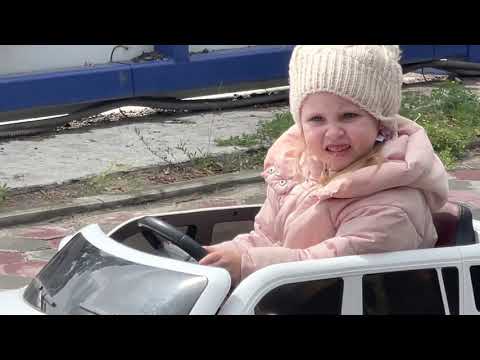 Видео: Юлиана на велосипеде, зоопарк, день рождение подружки