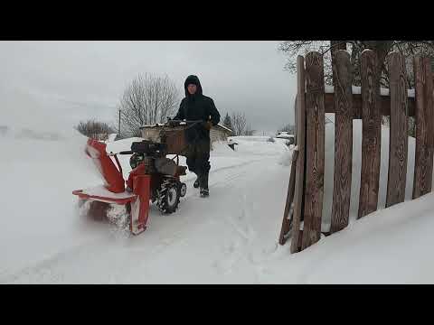 Видео: Насадка снегоуборщик на мотоблок.Чищу снег в деревне.
