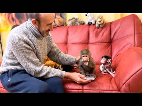 Видео: УРА! У Степашки ПЕРВЫЕ УСПЕХИ! Степа самостоятельно СИДИТ, а Люся за ним присматривает!!!