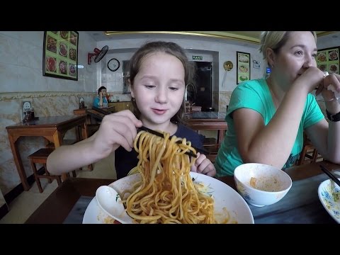 Видео: Еда в Китае. Кушаем лапшу в Халяль.