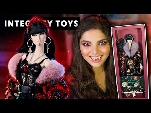 Видео: Не ВАМПИРША 🩸 Распаковка и обзор Kesenia Valentinova Integrity Toys X Cold Carbon